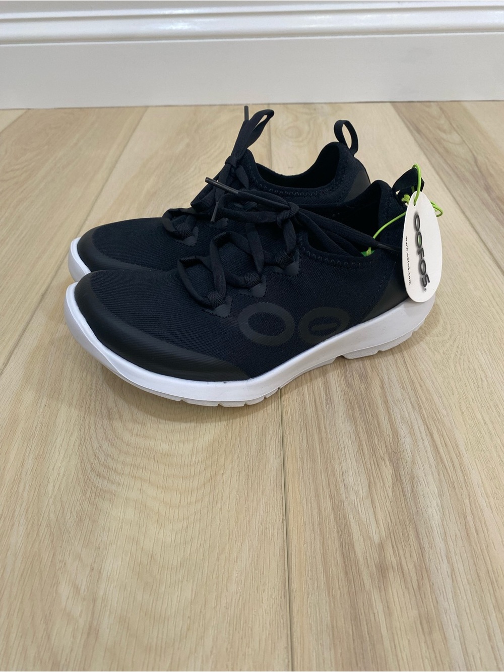 OOFOS OOmg Sport LS Low Womens Size 6 Black White Athletic Lace Up Running Shoes